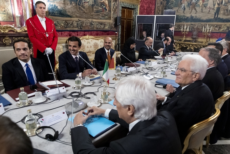 Il Presidente Sergio Mattarella con l'Emiro dello Stato del Qatar, lo Sceicco Tamin Bin Hamad Al Thani, durante i colloqui con le rispettive delegazioni, in occasione della visita di Stato.