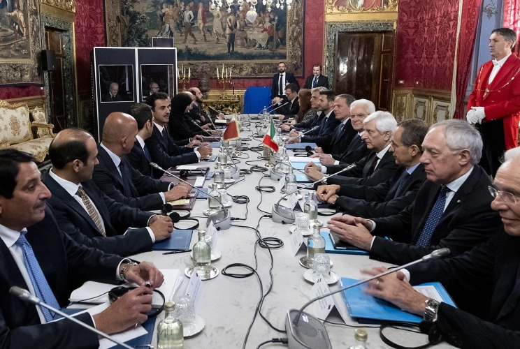 Il Presidente Sergio Mattarella con l'Emiro dello Stato del Qatar, lo Sceicco Tamin Bin Hamad Al Thani, durante i colloqui con le rispettive delegazioni, in occasione della visita di Stato.