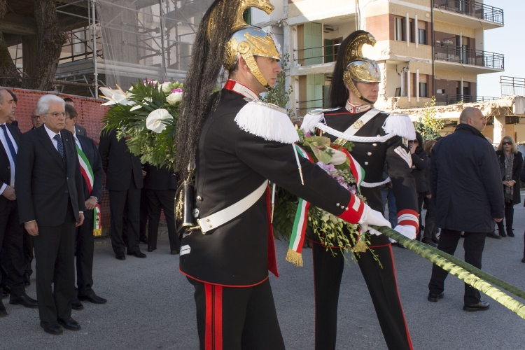 Il Presidente Sergio Mattarella depone una corona alla Casa dello Studente