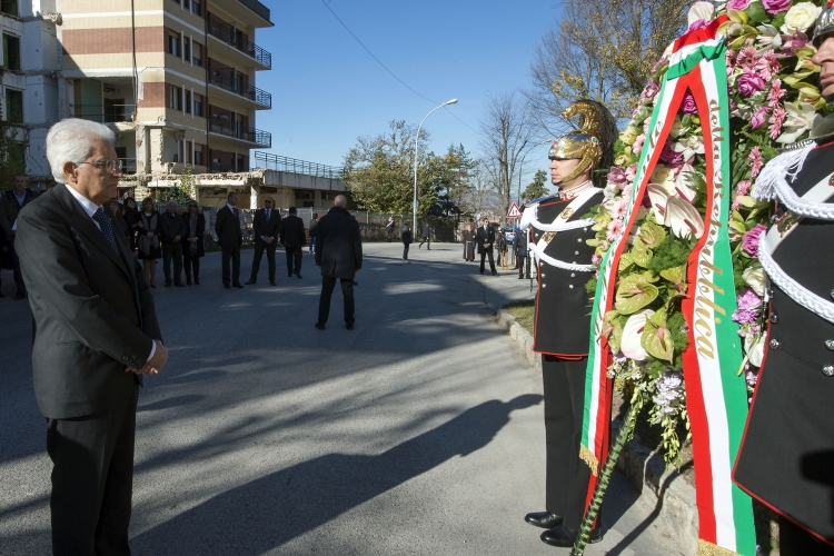 Il Presidente Sergio Mattarella depone una corona alla Casa dello Studente