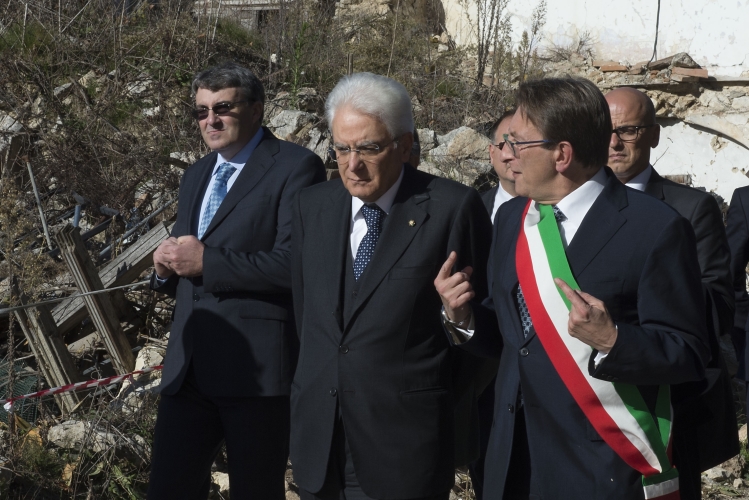 Il Presidente Sergio Mattarella con il Sindaco Cialente visita Onna