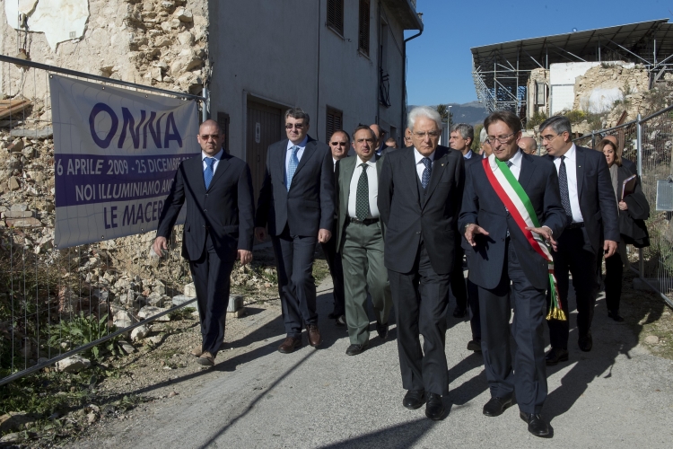 Il Presidente Sergio Mattarella con il Sindaco Cialente visita Onna