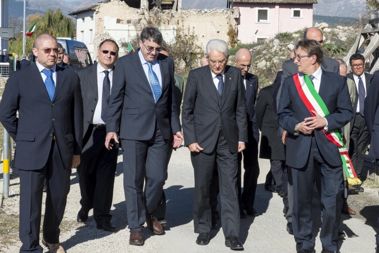 Il Presidente Sergio Mattarella nel corso della visita a Onna
