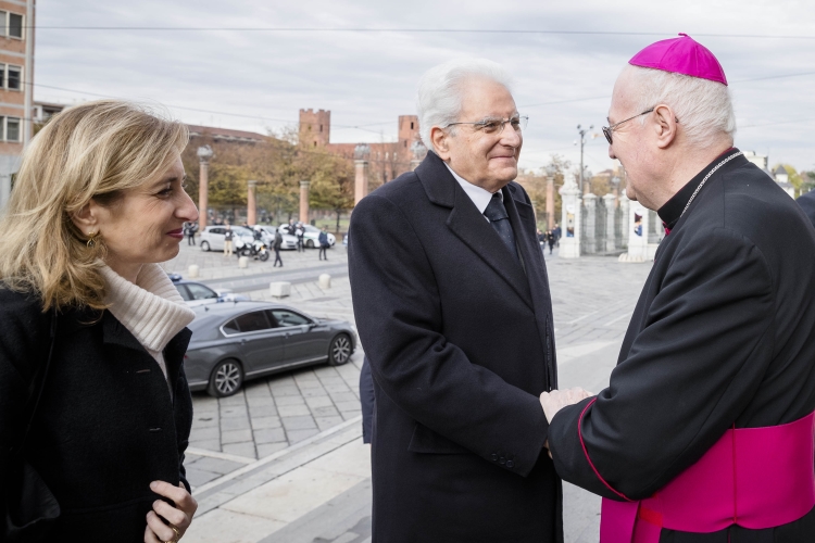 Il Presidente della Repubblica Sergio Mattarella giunge al Duomo di Torino accolto da Mons. Cesare Nosiglia, Custode pontificio della Sindone