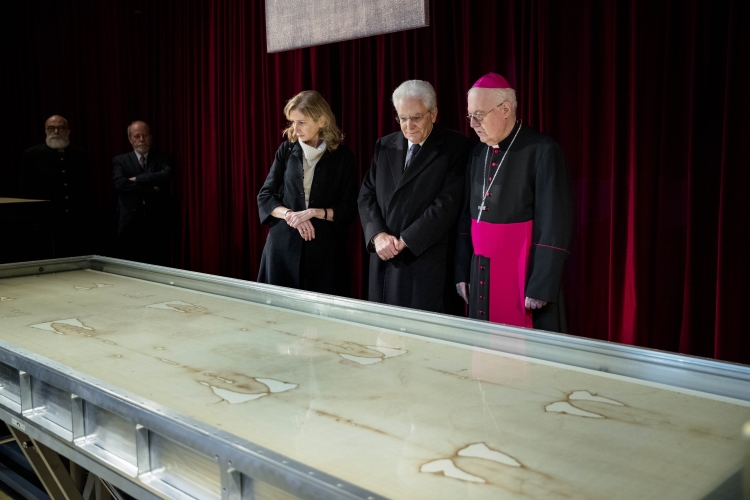 Il Presidente della Repubblica Sergio Mattarella al Duomo di Torino con il Mons. Cesare Nosiglia, Custode pontificio della Sindone, dinanzi alla Sacra Sindone 