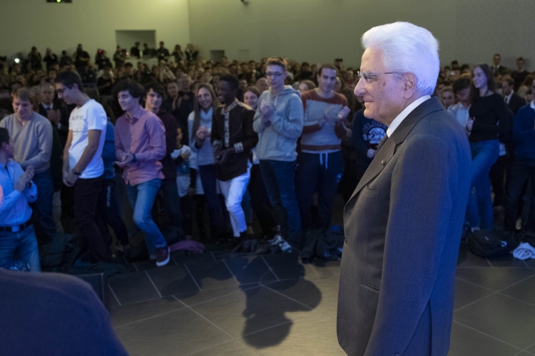 Il Presidente della Repubblica Sergio Mattarella risponde alle domande dei ragazzi del SERMIG nella sala polifunzionale dell'Arsenale della Pace