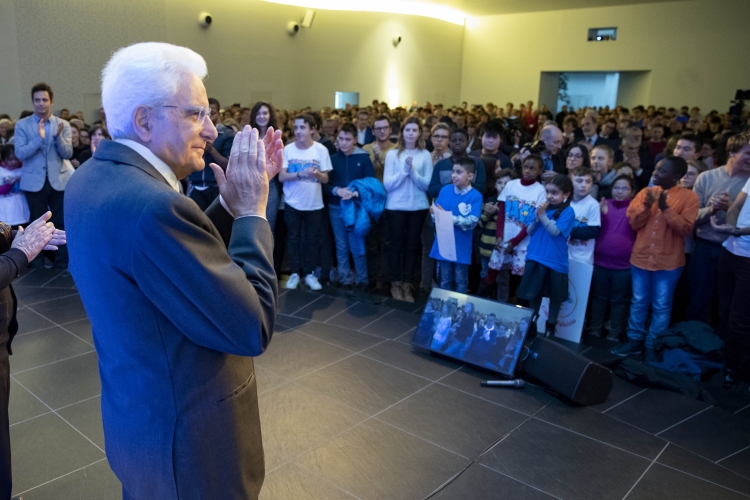 Il Presidente della Repubblica Sergio Mattarella risponde alle domande dei ragazzi del SERMIG nella sala polifunzionale dell'Arsenale della Pace