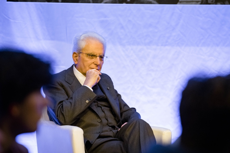 Il Presidente della Repubblica Sergio Mattarella risponde alle domande dei ragazzi del SERMIG nella sala polifunzionale dell'Arsenale della Pace