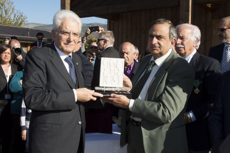 Il Presidente Sergio Mattarella nel corso della visita a Onna