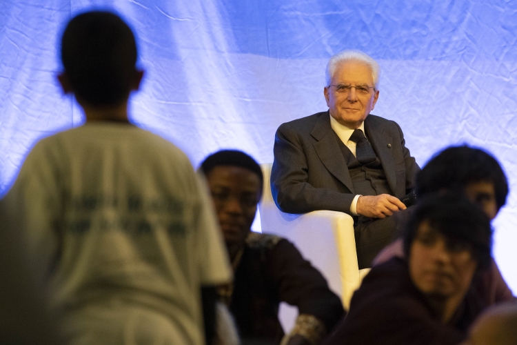 Il Presidente della Repubblica Sergio Mattarella risponde alle domande dei ragazzi del SERMIG nella sala polifunzionale dell'Arsenale della Pace