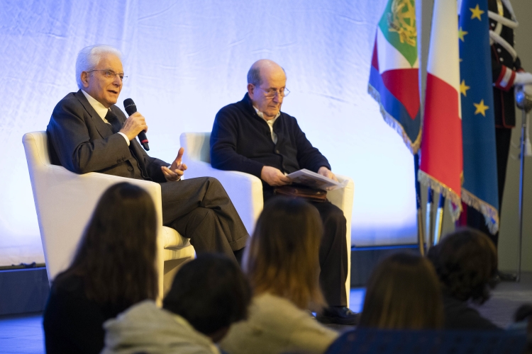 Il Presidente della Repubblica Sergio Mattarella risponde alle domande dei ragazzi del SERMIG nella sala polifunzionale dell'Arsenale della Pace