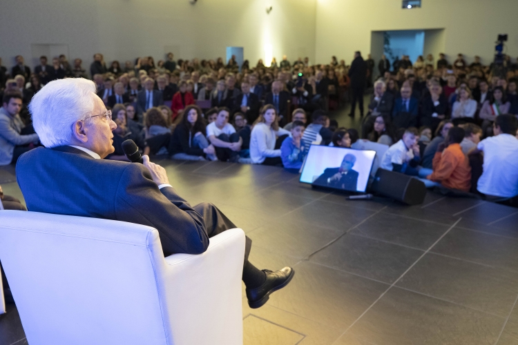 Il Presidente della Repubblica Sergio Mattarella risponde alle domande dei ragazzi del SERMIG nella sala polifunzionale dell'Arsenale della Pace