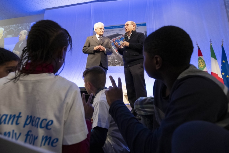 Il Presidente della Repubblica Sergio Mattarella in occasione dell'incontro con i ragazzi del SERMIG nella sala polifunzionale dell'Arsenale della Pace.
