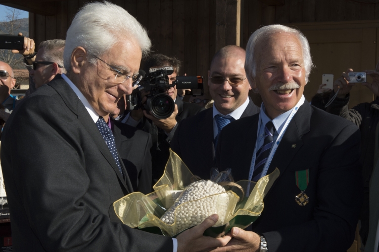 Il Presidente Sergio Mattarella nel corso della visita a Onna