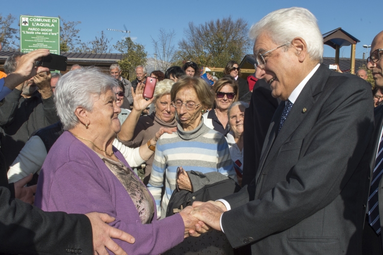 Il Presidente Sergio Mattarella con i cittadini di Onna