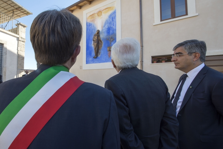 Il Presidente Sergio Mattarella nel corso della visita ad Onna
