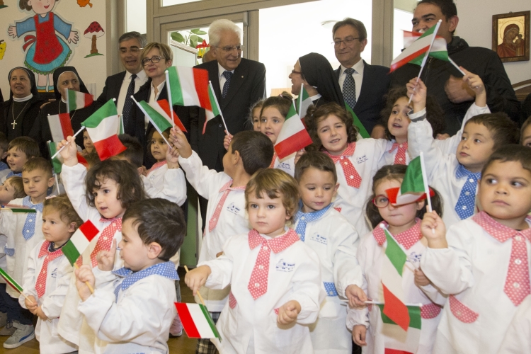 Il Presidente Sergio Mattarella con i bambini della scuola materna "Giulia Carnevale"