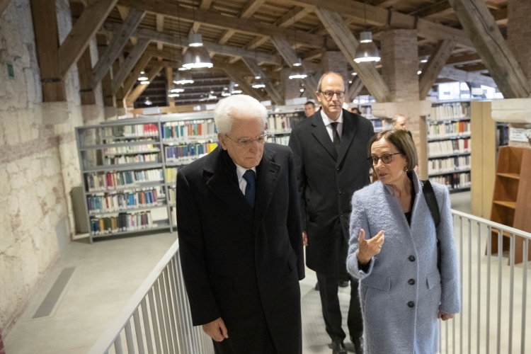 Il Presidente della Repubblica Sergio Mattarella con Daniela Brunelli direttrice della Biblioteca del polo Universitario Santa Marta di Verona
