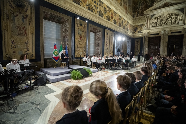 Il Presidente Sergio Mattarella incontra le scolaresche delle Scuole primarie in occasione Giornata internazionale delle persone con disabilità.
