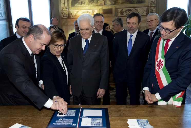 Il Presidente della Repubblica Sergio Mattarella assiste all’annullo filatelico  in occasione della cerimonia di inaugurazione dell’anno accademico 2018-2019 dell’Università degli Studi di Firenze