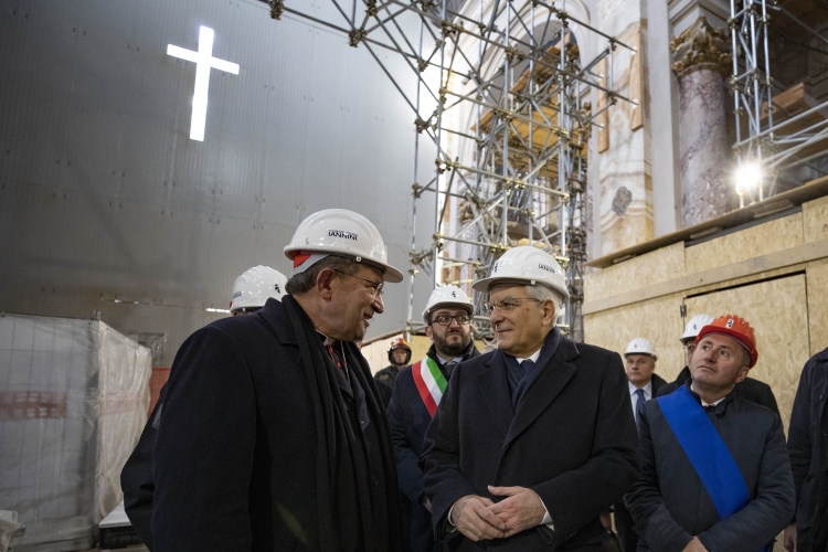 Il Presidente della Repubblica Sergio Mattarella con il Cardinale Giuseppe Petrocchi visita il Duomo