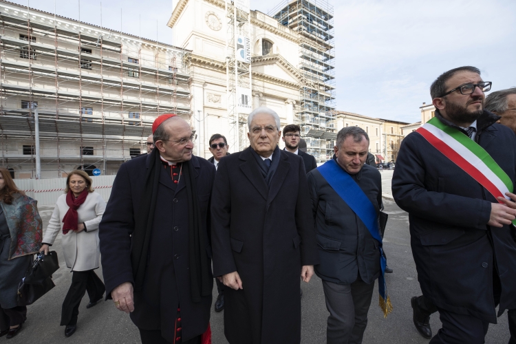 Il Presidente della Repubblica Sergio Mattarella con il Cardinale Giuseppe Petrocchi e con Pierluigi Biondi, Sindaco de L'Aquila, in occasione della Festa della rinascita per la riapertura della Chiesa di Santa Maria del Suffragio. 