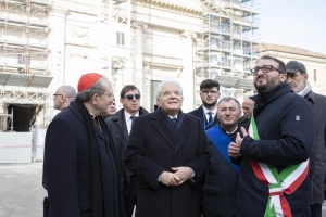 Il Presidente della Repubblica Sergio Mattarella al Duomo de L'Aquila con il Cardinale Giuseppe Petrocchi e con Pierluigi Biondi,Sindaco de L'Aquila,in occasione della Festa della rinascita per la riapertura della Chiesa di Santa Maria del Suffragio de L'Aquila.
(foto di Francesco Ammendola, ufficio stampa Presidenza della Repubblica)