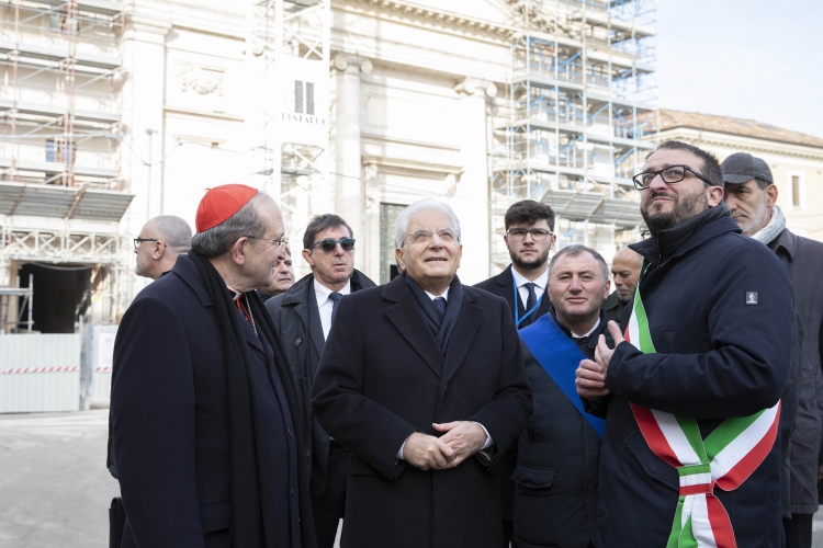 Il Presidente della Repubblica Sergio Mattarella al Duomo de L'Aquila con il Cardinale Giuseppe Petrocchi e con Pierluigi Biondi,Sindaco de L'Aquila,in occasione della Festa della rinascita per la riapertura della Chiesa di Santa Maria del Suffragio de L'Aquila.
(foto di Francesco Ammendola, ufficio stampa Presidenza della Repubblica)