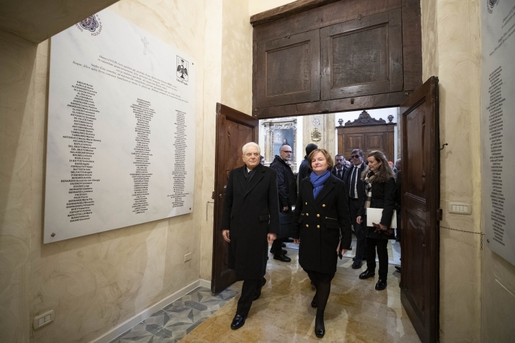 Il Presidente della Repubblica Sergio Mattarella con  Nathalie Loiseau, ministra degli Affari Europei della Repubblica Francese, alla Cappella della memoria