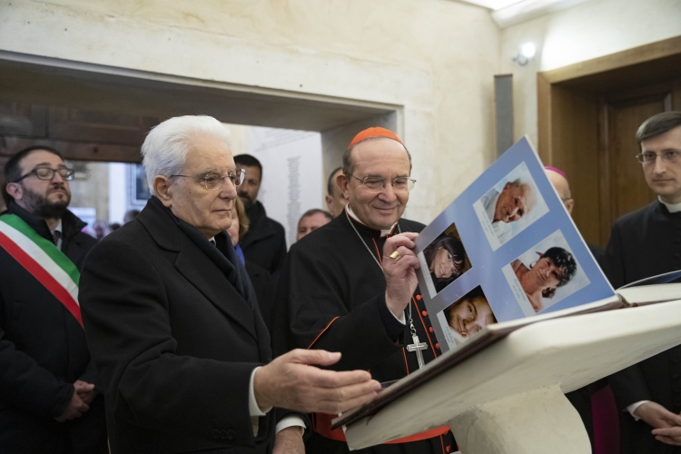 Il Presidente della Repubblica Sergio Mattarella al Duomo de L'Aquila,con il Cardinale Giuseppe Petrocchi,in occasione della Festa della rinascita per la riapertura della Chiesa di Santa Maria del Suffragio de L'Aquila.
(foto di Francesco Ammendola, ufficio stampa Presidenza della Repubblica)