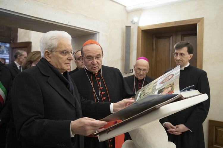 Il Presidente della Repubblica Sergio Mattarella al Duomo de L'Aquila,con il Cardinale Giuseppe Petrocchi,in occasione della Festa della rinascita per la riapertura della Chiesa di Santa Maria del Suffragio de L'Aquila.
(foto di Francesco Ammendola, ufficio stampa Presidenza della Repubblica)