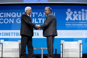 Il Presidente della Repubblica Sergio Mattarella con Giovanni Paolo Ramonda Responsabile generale dell’Associazione Comunità Papa Giovanni XXIII, in occasione della riunione mondiale della Comunità fondata da Don Oreste Benzi