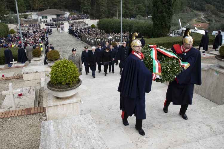 Il Presidente della Repubblica Sergio Mattarella al Sacrario Militare di Mignano Monte Lungo, con Elisabetta Trenta, Ministro della Difesa,in occasione della cerimonia del 75°anniversario della battaglia di Monte Lungo.
