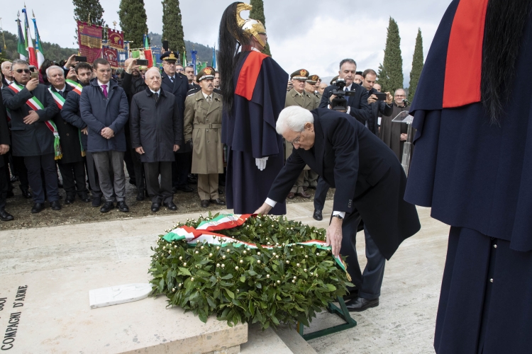 Il Presidente della Repubblica Sergio Mattarella al Sacrario Militare di Mignano Monte Lungo,depone una corona d'alloro sulla tomba del Gen.Umberto Utili, in occasione della cerimonia del 75°anniversario della battaglia di Monte Lungo