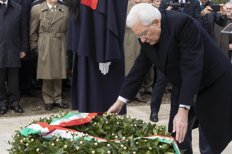 Il Presidente della Repubblica Sergio Mattarella al Sacrario Militare di Mignano Monte Lungo,depone una corona d'alloro sulla tomba del Gen.Umberto Utili, in occasione della cerimonia del 75°anniversario della battaglia di Monte Lungo
