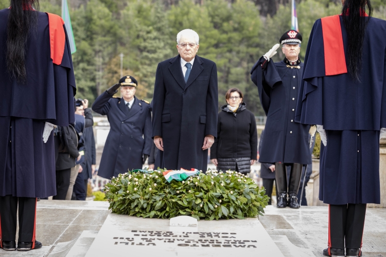 Il Presidente della Repubblica Sergio Mattarella al Sacrario Militare di Mignano Monte Lungo,depone una corona d'alloro sulla tomba del Gen.Umberto Utili, in occasione della cerimonia del 75°anniversario della battaglia di Monte Lungo