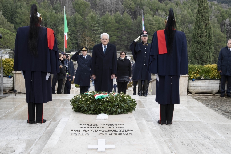 Il Presidente della Repubblica Sergio Mattarella al Sacrario Militare di Mignano Monte Lungo,depone una corona d'alloro sulla tomba del Gen.Umberto Utili, in occasione della cerimonia del 75°anniversario della battaglia di Monte Lungo