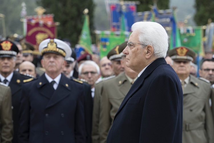 Il Presidente della Repubblica Sergio Mattarella al Sacrario Militare di Mignano Monte Lungo,depone una corona d'alloro sulla tomba del Gen.Umberto Utili, in occasione della cerimonia del 75°anniversario della battaglia di Monte Lungo