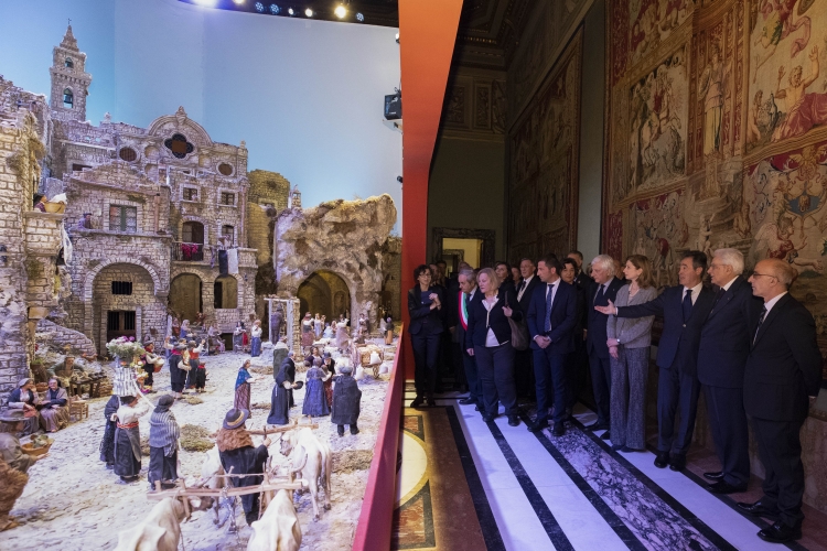 Il Presidente Sergio Mattarella all'inaugurazione della mostra "La luce della Natività tra i Sassi di Matera. Il presepe della Basilicata nel Palazzo del Quirinale" con il maestro presepista Francesco Artese 