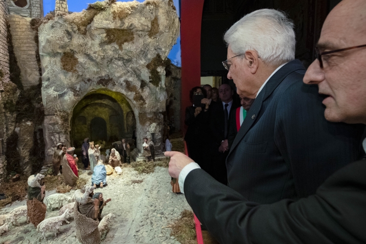 Il Presidente Sergio Mattarella all'inaugurazione della mostra "La luce della Natività tra i Sassi di Matera. Il presepe della Basilicata nel Palazzo del Quirinale" con il maestro presepista Francesco Artese, curatore della mostra