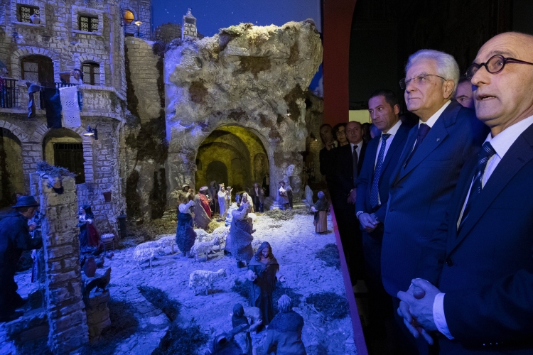Il Presidente Sergio Mattarella all'inaugurazione della mostra "La luce della Natività tra i Sassi di Matera. Il presepe della Basilicata nel Palazzo del Quirinale" con il maestro presepista Francesco Artese 