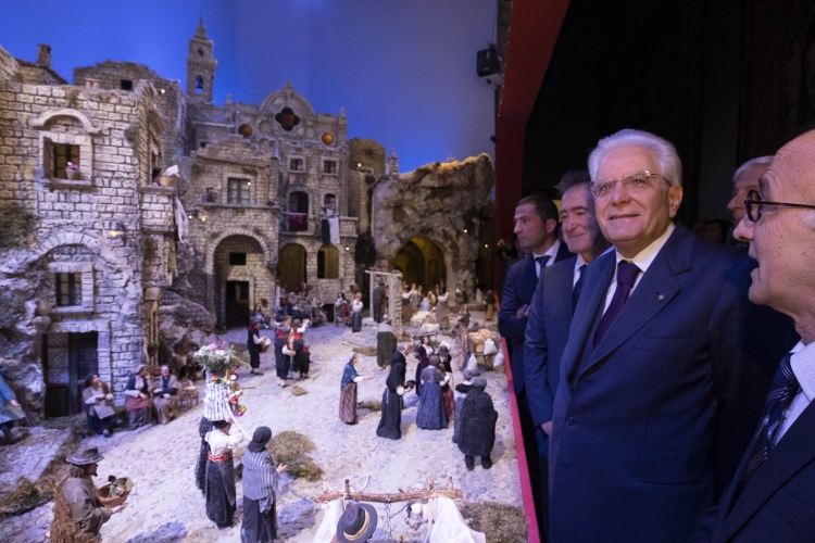 Il Presidente Sergio Mattarella all'inaugurazione della mostra "La luce della Natività tra i Sassi di Matera. Il presepe della Basilicata nel Palazzo del Quirinale" con il maestro presepista Francesco Artese 
