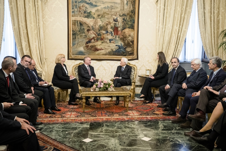 Il Presidente Sergio Mattarella con il Presidente della Repubblica Slovacca, S.E. il Signor Andrej KISKA,durante i colloqui con le rispettive delegazioni.
