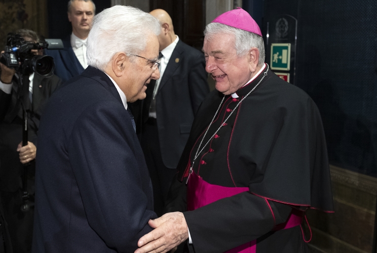 Il Presidente Sergio Mattarella saluta S.E. Rev.ma Mons. Emil Paul Tscherrig, Decano del Corpo Diplomatico-Nunzio Apostolico