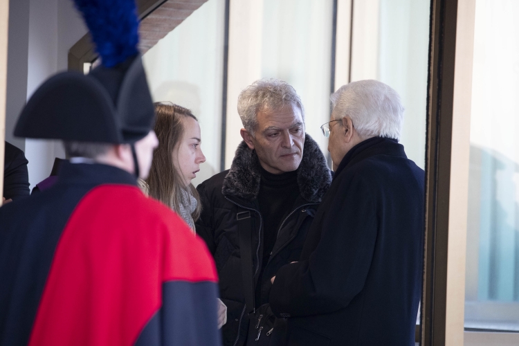 Il Presidente Sergio Mattarella con il padre e la fidanzata di Antonio Megalizzi all'aeroporto di Ciampino