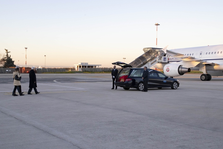 Il Presidente Sergio Mattarella con il padre e la fidanzata di Antonio Megalizzi accolgono la salma del ragazzo al rientro all'aeroporto di Ciampino