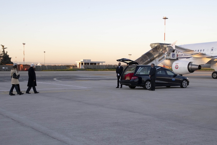 Il Presidente Sergio Mattarella con il padre e la fidanzata di Antonio Megalizzi accolgono la salma del ragazzo al rientro all'aeroporto di Ciampino