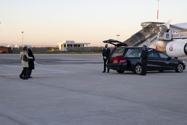 Il Presidente Sergio Mattarella con il padre e la fidanzata di Antonio Megalizzi accolgono la salma del ragazzo al rientro all'aeroporto di Ciampino