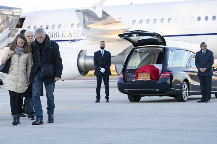 Il Presidente Sergio Mattarella accoglie la salma di Antonio Megalizzi insieme al padre e alla fidanzata del giovane. Presenti il Ministro Fraccaro, il Presidente della provincia di Trento Fugatti e l’Ambasciatore di Francia in Italia Christian Masset 