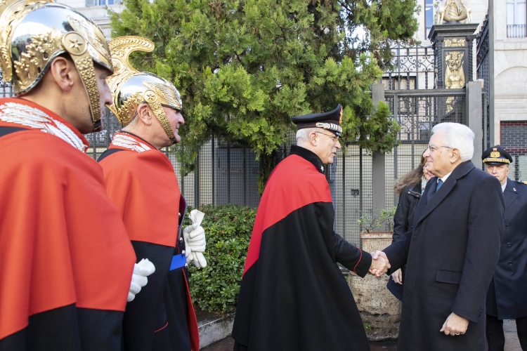 Il Presidente Sergio Mattarella nella Caserma "Magg. Alessandro Negri di Sanfront",saluta il Comandante Generale dell'Arma dei Carabinieri Giovanni Nistri,in occasione della cerimonia di cambio del Comandante dei Corazzieri Gen.Alessandro Casarsa e Col.Luciano Magrini, rispettivamente uscente ed entrante.
